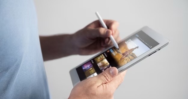 Man using pen assistant on his tablet